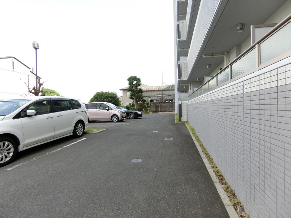 27/30 駐車場