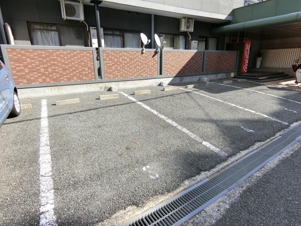 27/30 駐車場