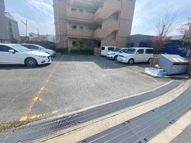 27/30 駐車場