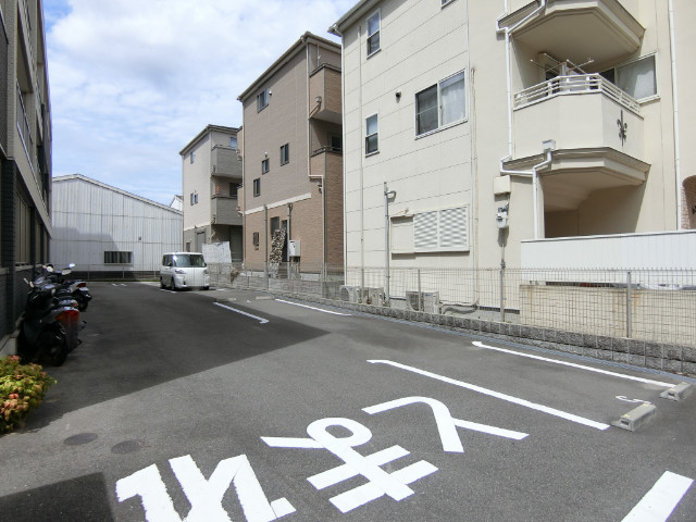 27/30 駐車場