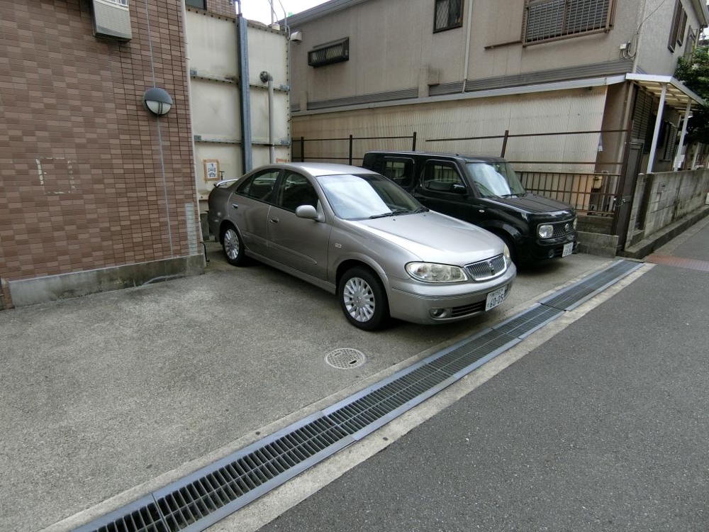 27/30 駐車場