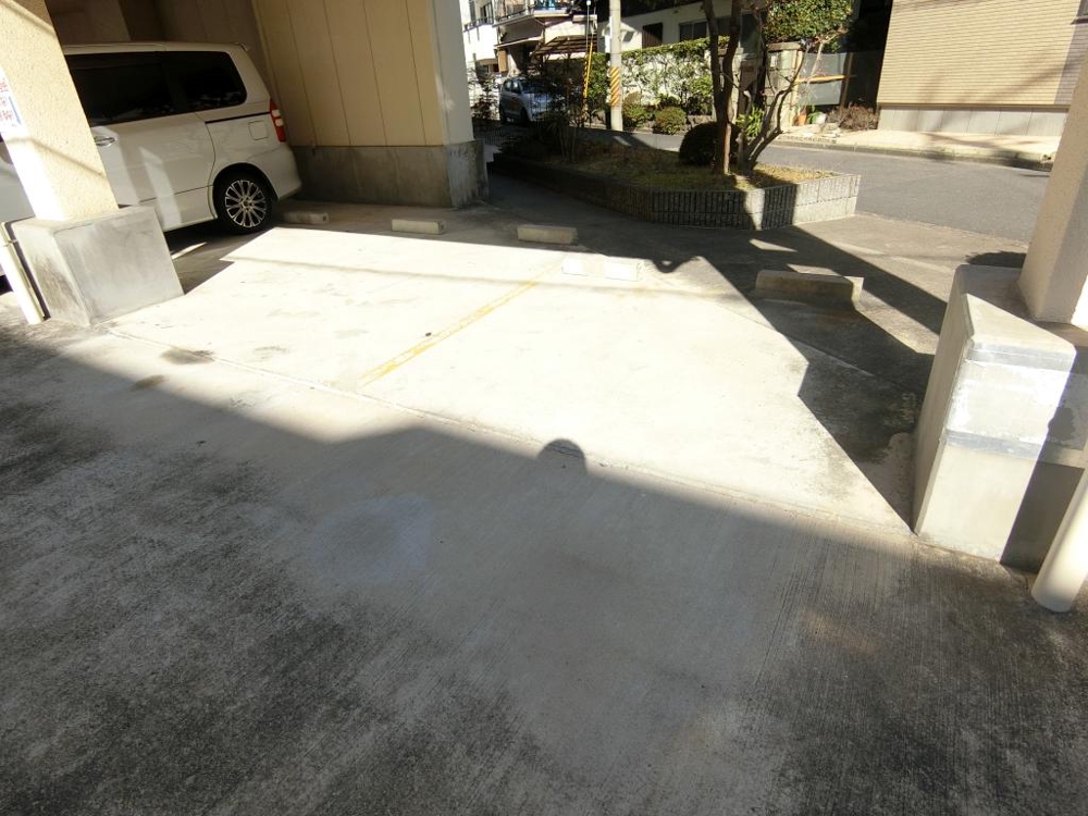 27/30 駐車場