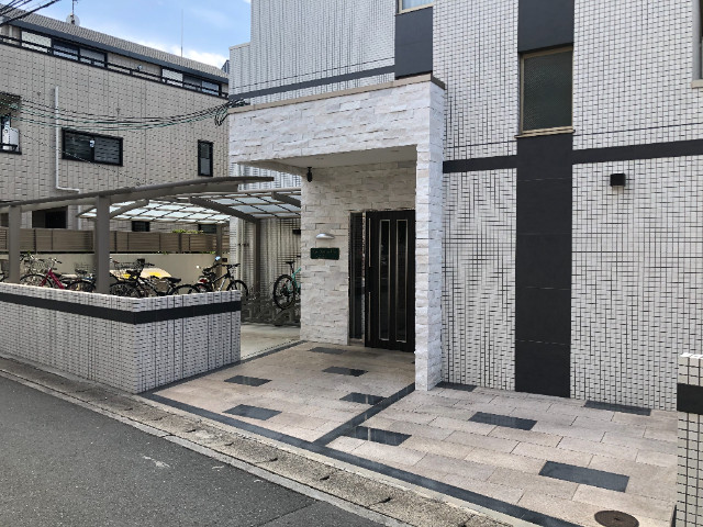23/25 エントランス