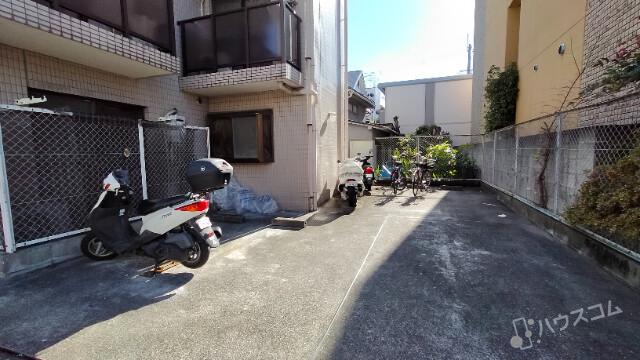 27/30 駐車場