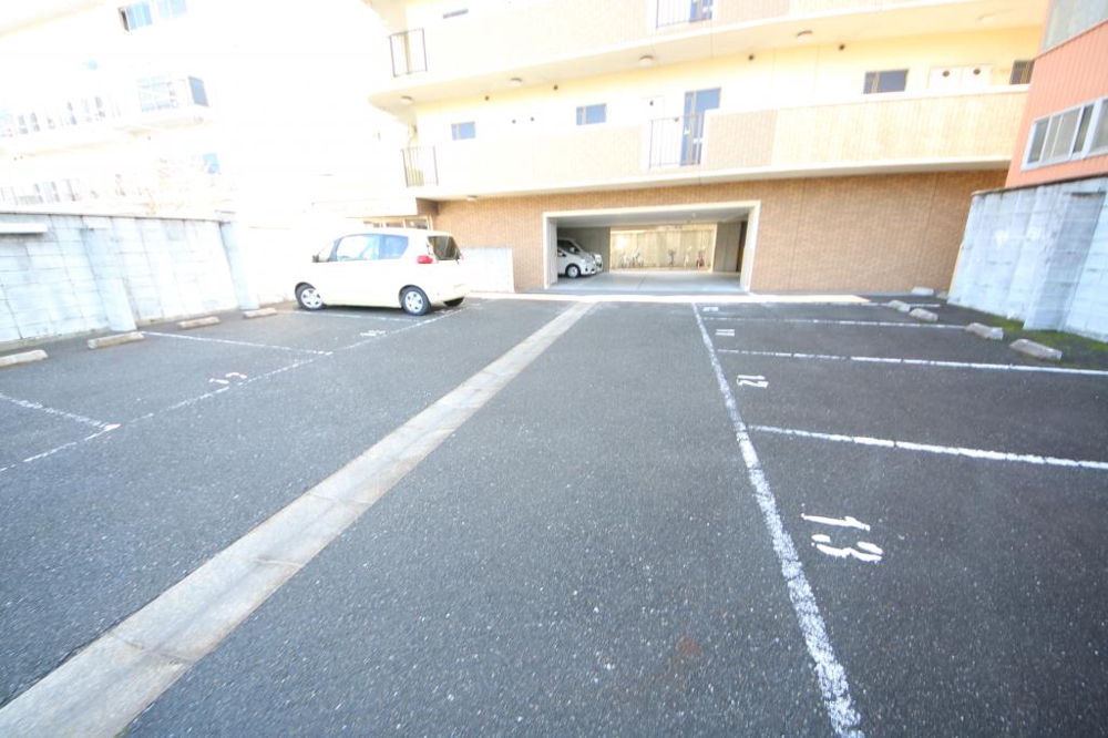 28/30 駐車場