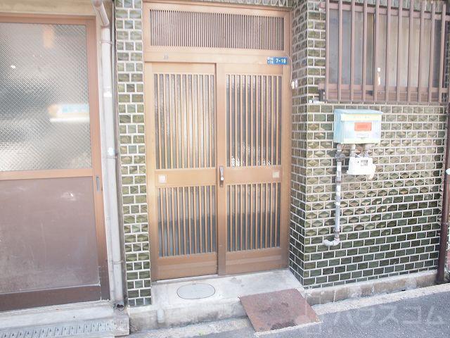 28/30 エントランス