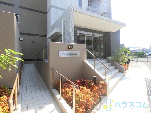 27/30 エントランス