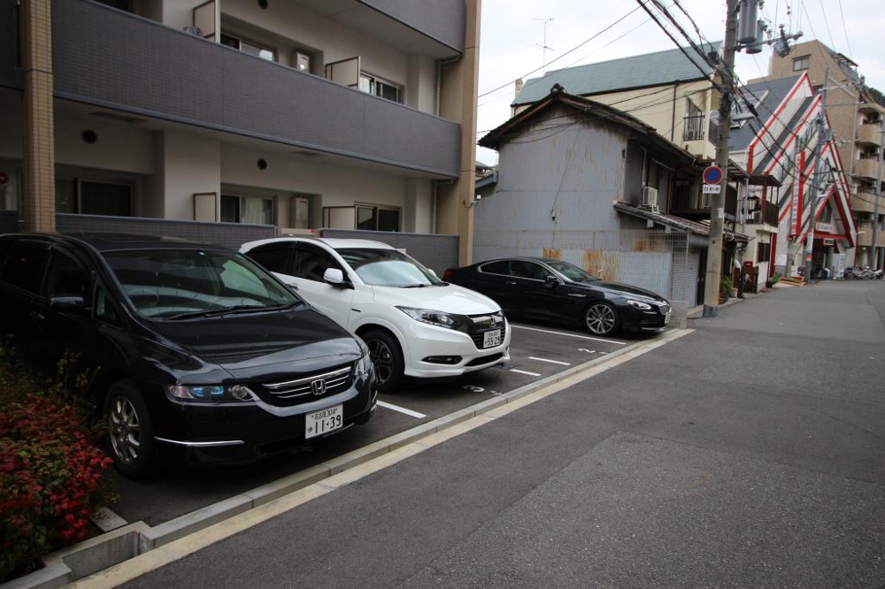 28/30 駐車場