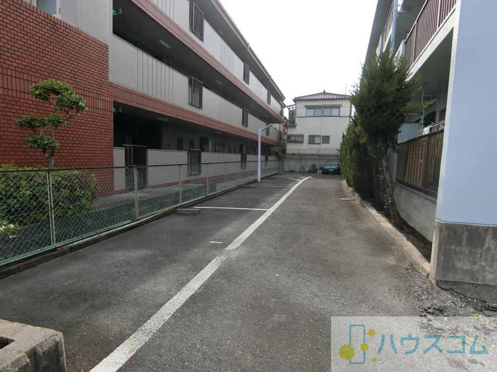 27/30 駐車場