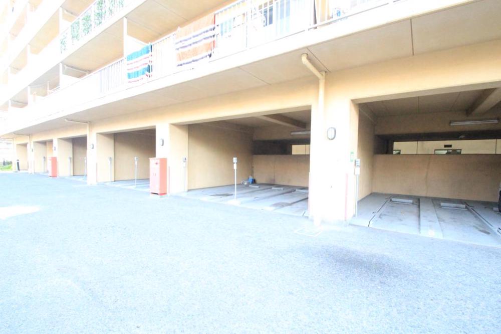 27/30 駐車場