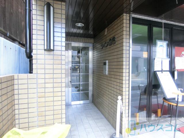 27/30 エントランス