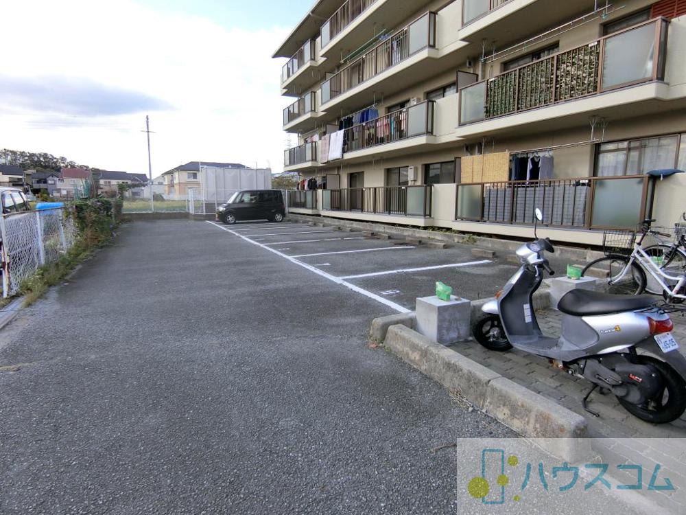 27/30 駐車場