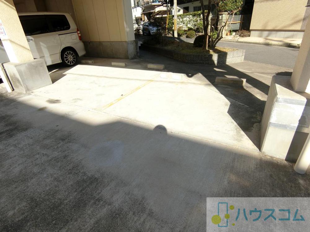 27/30 駐車場