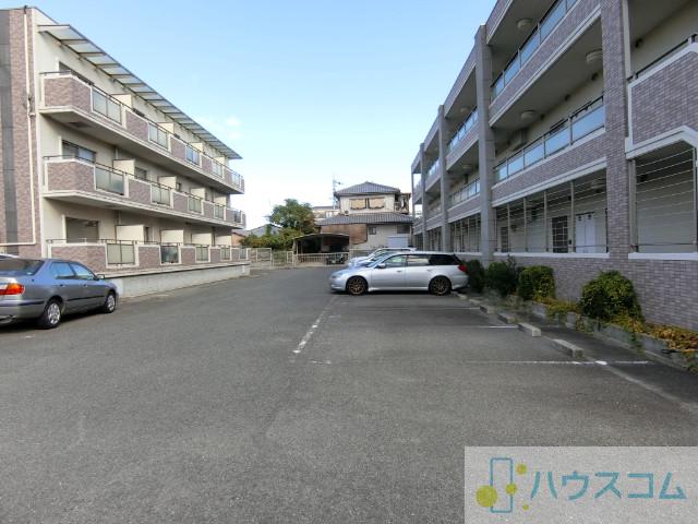 27/30 駐車場