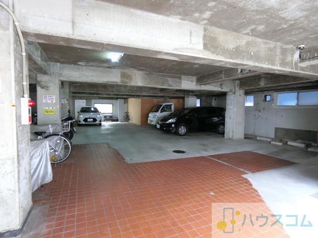 27/30 駐車場