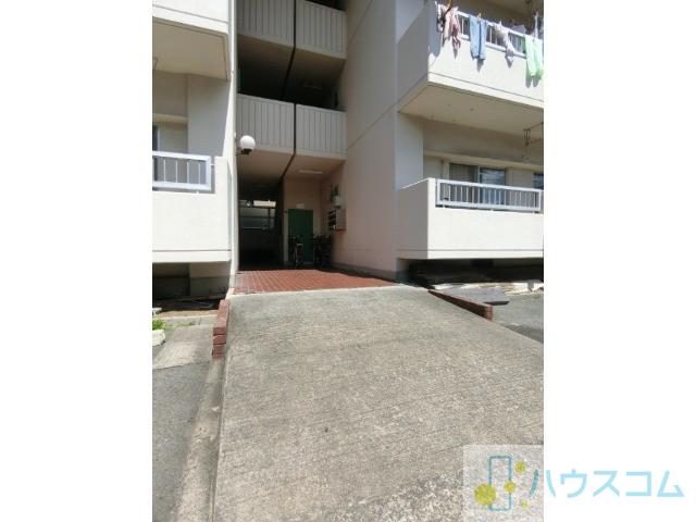 27/30 エントランス