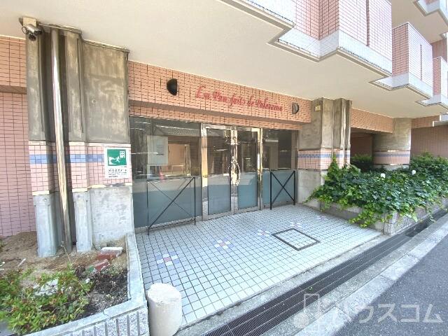 23/28 エントランス