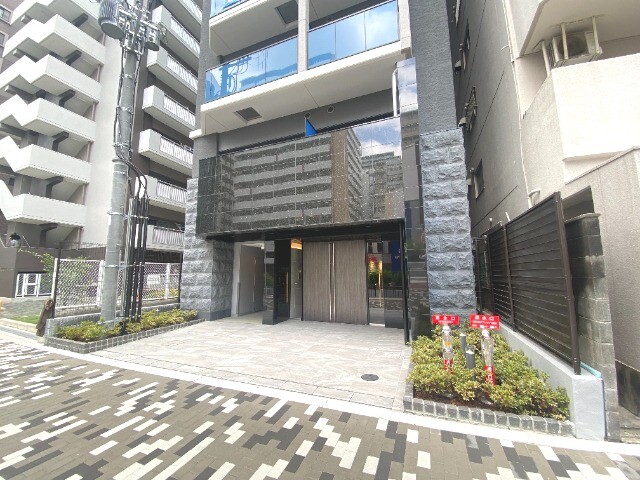 23/27 エントランス