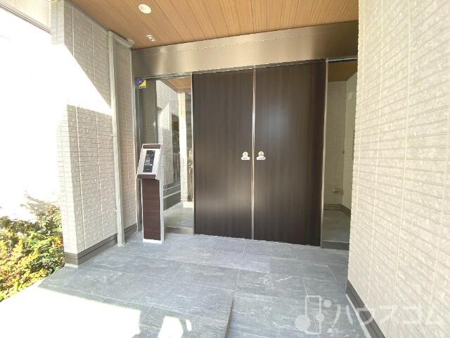 22/27 エントランス