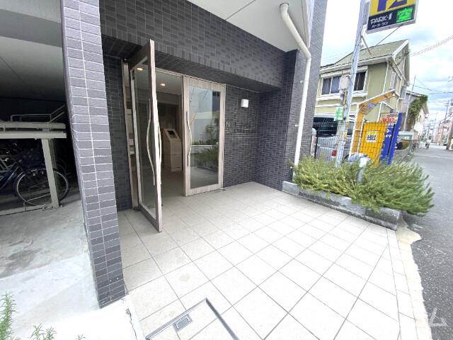 23/27 エントランス