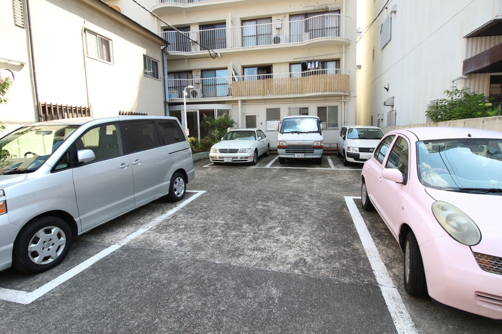 27/30 駐車場