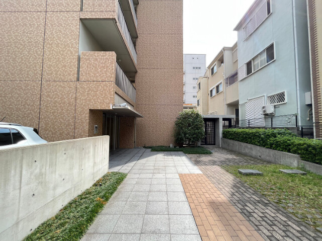 27/30 エントランス