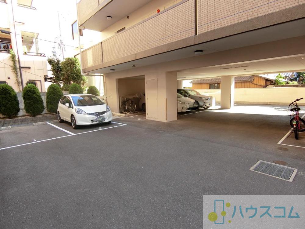 27/30 駐車場