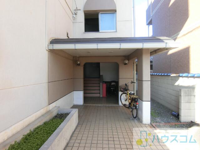 27/30 エントランス