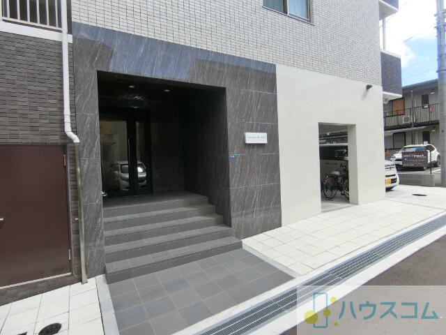 27/30 エントランス