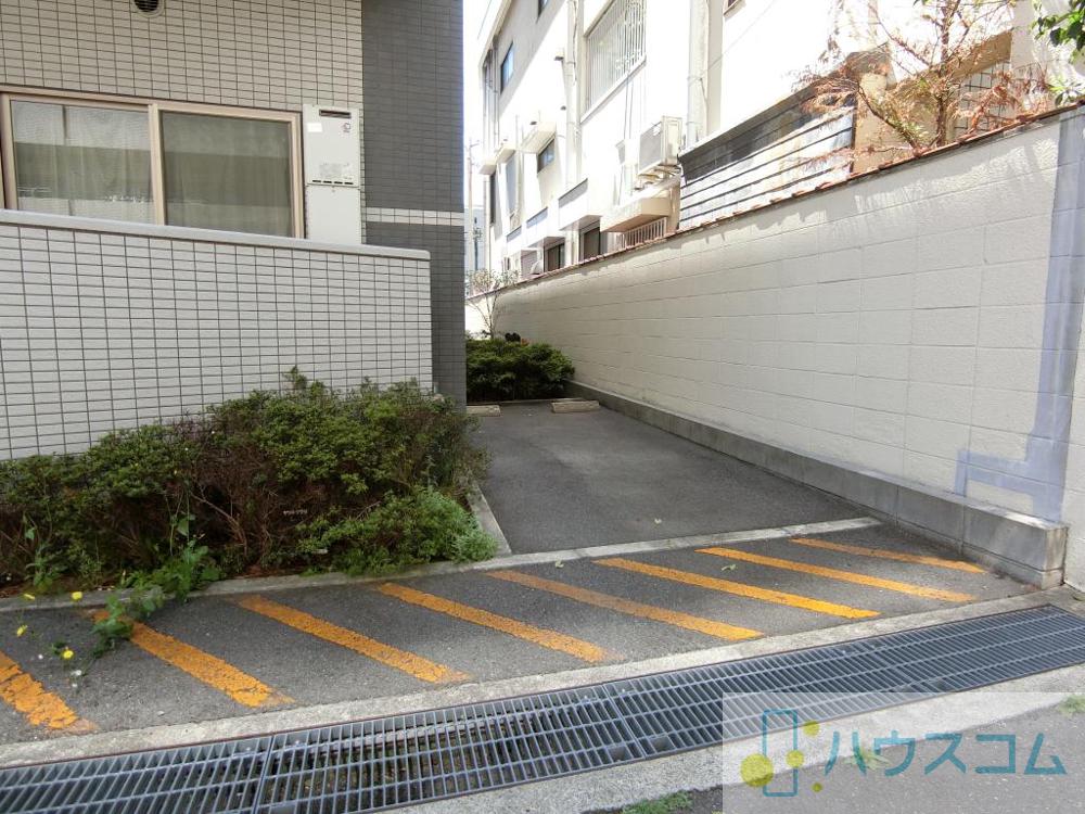 27/30 駐車場