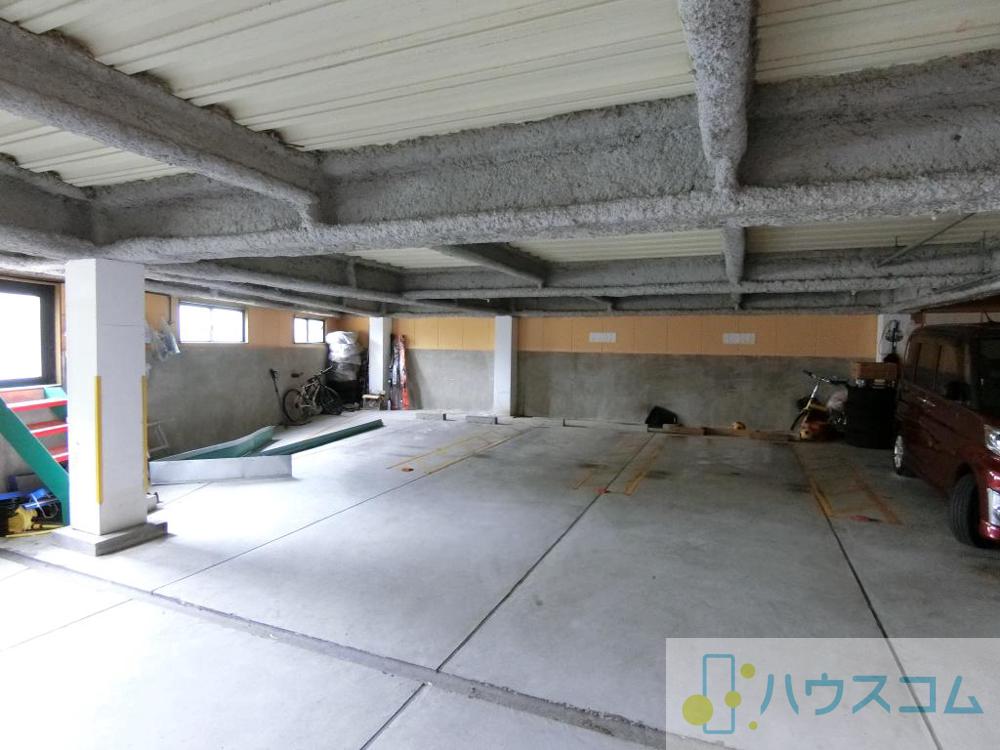 27/30 駐車場