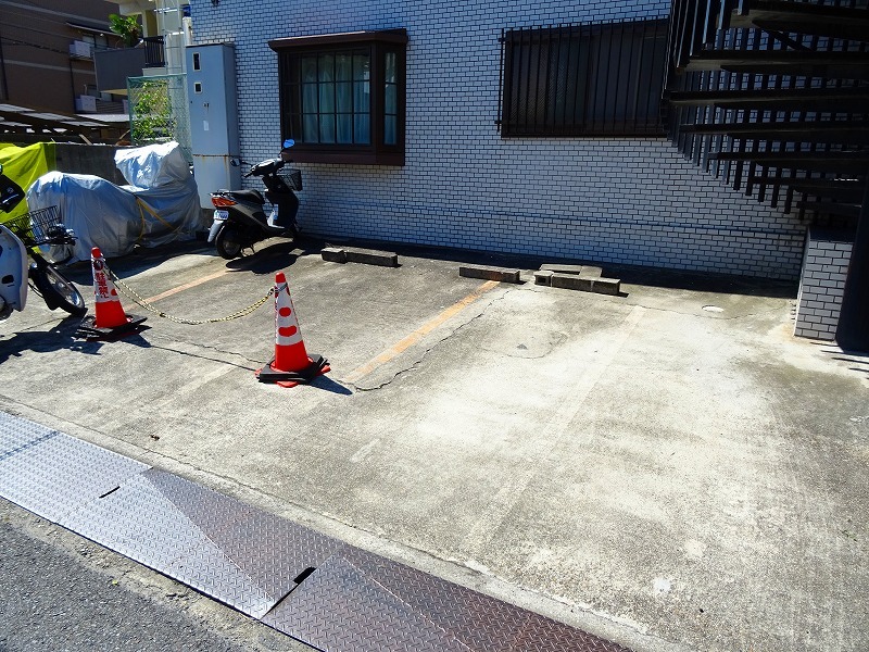 23/30 駐車場