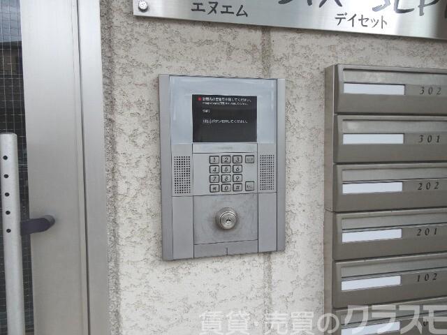 18/23 エントランス