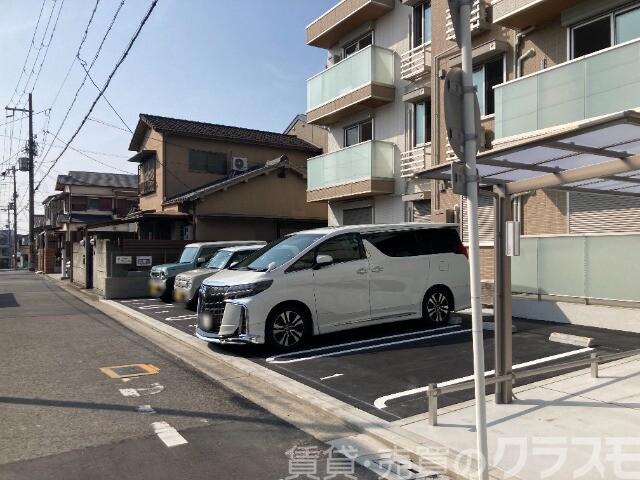 23/30 駐車場