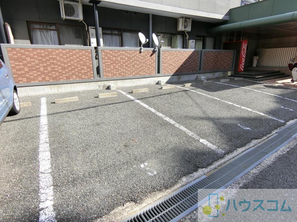 27/30 駐車場