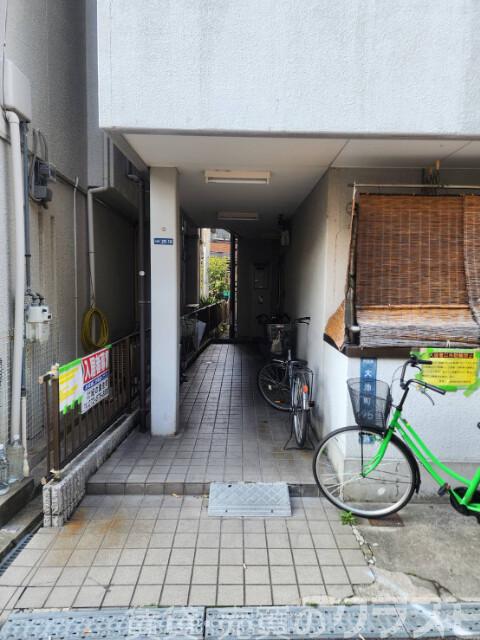 23/27 エントランス
