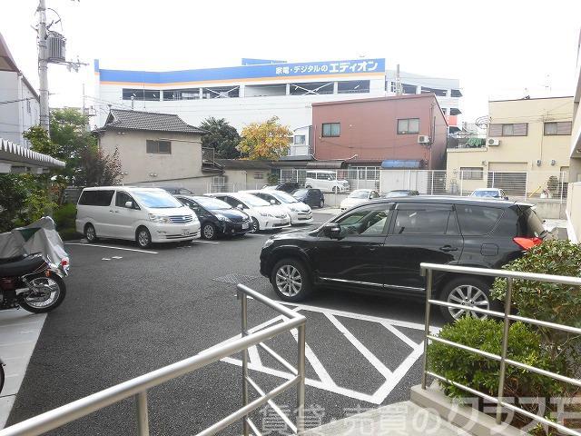 22/28 駐車場