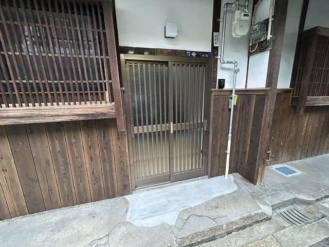 23/30 エントランス