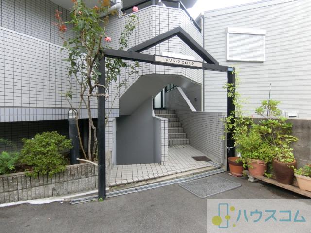 27/30 エントランス