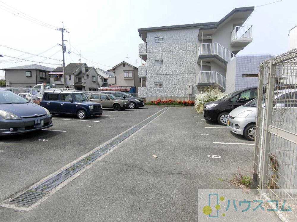 27/30 駐車場