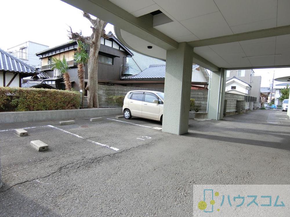 27/30 駐車場