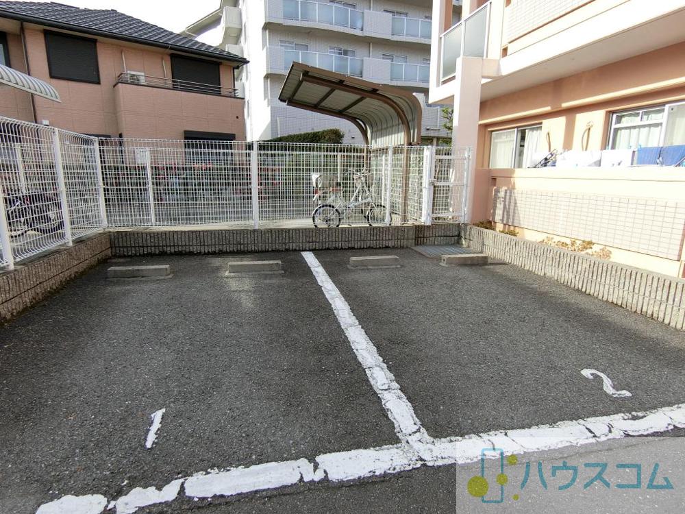 27/30 駐車場