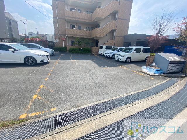 27/30 駐車場