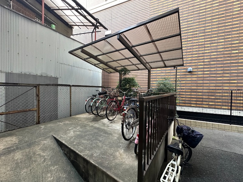 27/30 エントランス