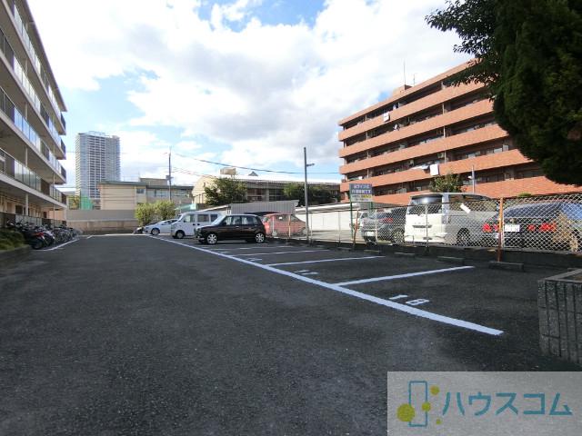 27/30 駐車場