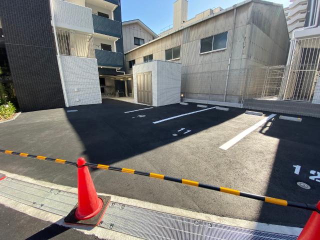 27/30 駐車場