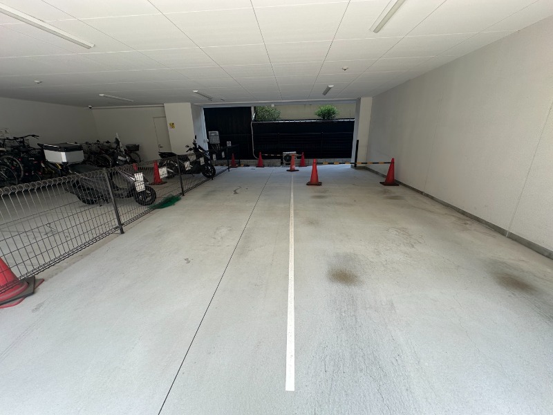 27/30 駐車場