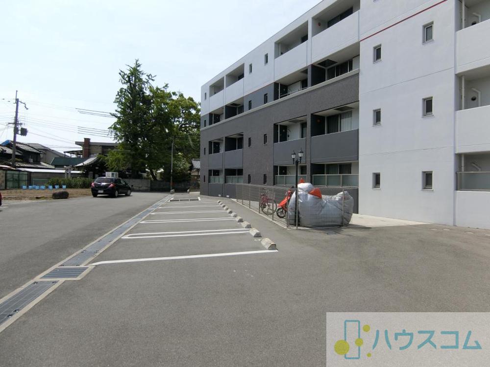 27/30 駐車場